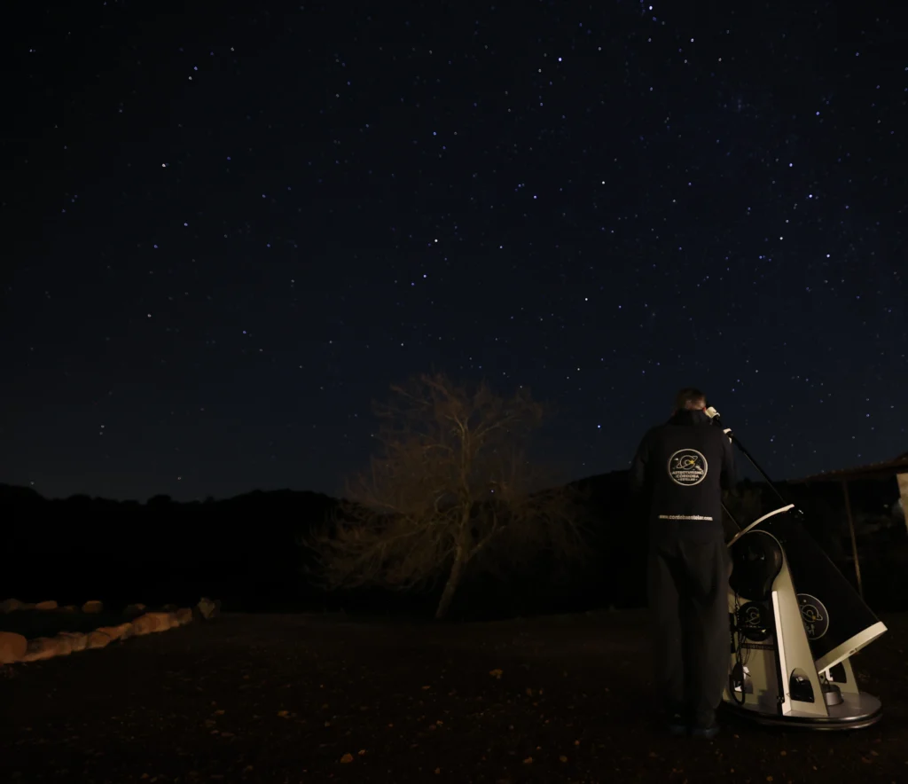 sobre-nosotros-cordoba-estelar Somos una empresa de astroturismo especializada en divulgación astronómica de alta calidad, diseñada para todos los públicos y adaptada a cada nivel de conocimiento. Creamos experiencias exclusivas de exploración y observación del firmamento, donde la ciencia, la emoción y la belleza del cosmos se unen en perfecta armonía. Gracias a nuestros telescopios de última generación, podrás contemplar la Luna, los planetas y objetos de cielo profundo —galaxias, nebulosas y cúmulos estelares— con una nitidez y detalle excepcionales. Cada sesión es guiada por expertos que no solo explican el universo, sino que lo hacen sentir cercano y fascinante. Nuestra misión es despertar el asombro, encender la curiosidad y ofrecer vivencias memorables que conecten a las personas con la inmensidad del cosmos. Cuidamos cada detalle para que cada experiencia sea única, íntima y verdaderamente inolvidable. Déjate guiar por nosotros y descubre el cielo de Córdoba como nunca antes lo habías vivido.